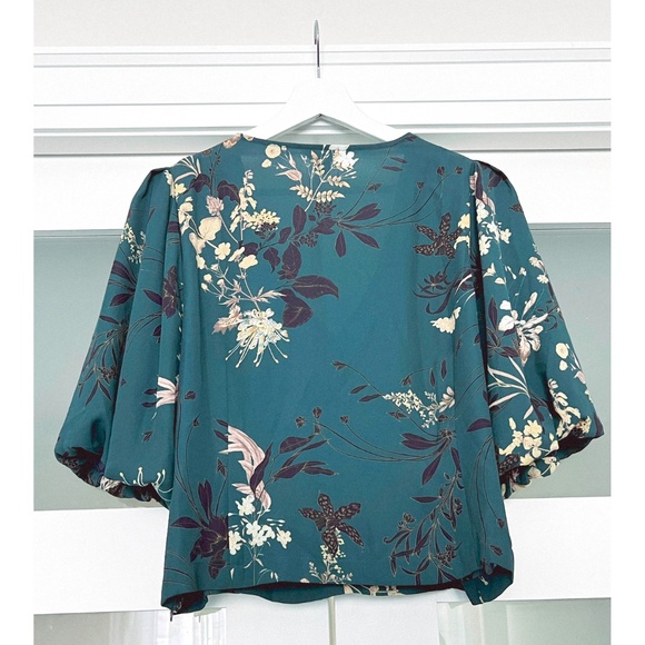 RW & CO. |  Green Floral Flutter Sleeve Crop Blouse - Picture 2 of 8